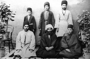 نشسته از راست : شیخ الاسلام قدس ،میرزا جواد شیخ الاسلام،آقا میرزا بابا مستوفی